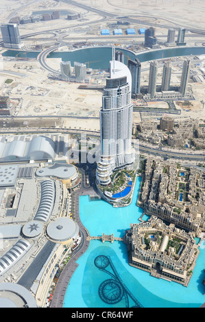 Vue depuis le pont d'observation 'En haut', 124e étage de la tour Burj Khalifa, plus haut édifice au monde, 828m, donnant sur Banque D'Images