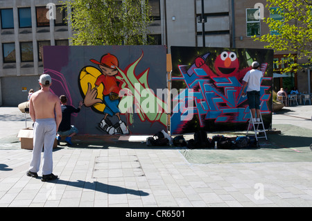 Graffiti officiellement sanctionné à peindre dans le centre de Sheffield. Banque D'Images