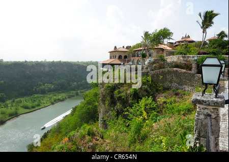 Village d'artistes d'Altos de Chavon surplombant la rivière Chavon, République dominicaine, Caraïbes Banque D'Images