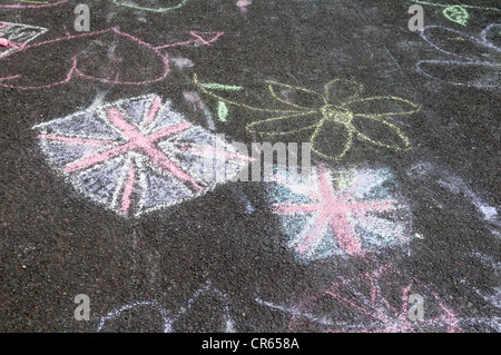 Dessins de craie Graffiti Union jack flag sur la route goudronnée à Bristol effectué par les enfants dans la célébration du jubilé de diamant Banque D'Images