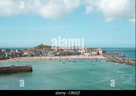 St Ives, Cornall, England, UK - Vue sur la plage et le port. Banque D'Images