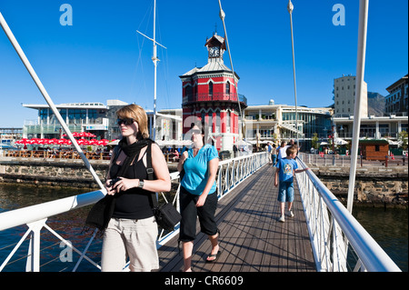 L'Afrique du Sud, Western Cape, Cape Town, Victoria and Alfred Waterfront, tour de l'horloge et la passerelle Banque D'Images