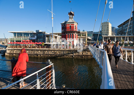 L'Afrique du Sud, Western Cape, Cape Town, Victoria and Alfred Waterfront, tour de l'horloge et la passerelle Banque D'Images