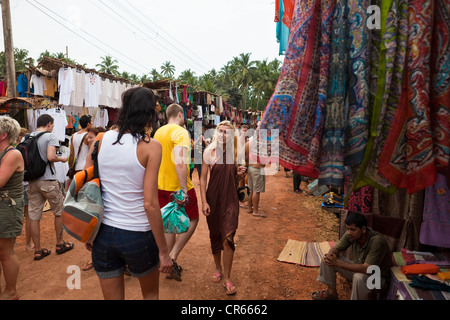 L'Inde, l'État de Goa, Anjuna, marché aux puces mercredi créé à l'époque de l'hippies Banque D'Images