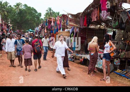 L'Inde, l'État de Goa, Anjuna, marché aux puces mercredi créé à l'époque de l'hippies Banque D'Images