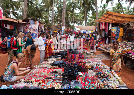 L'Inde, l'État de Goa, Anjuna, marché aux puces mercredi créé à l'époque de l'hippies Banque D'Images