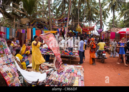 L'Inde, l'État de Goa, Anjuna, marché aux puces mercredi créé à l'époque de l'hippies Banque D'Images