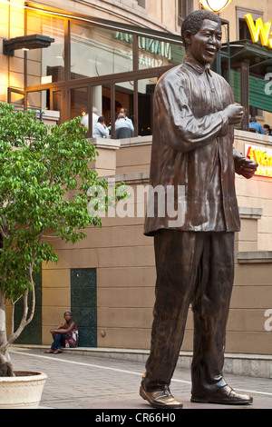 L'Afrique du Sud, la Province de Gauteng, Johannesburg, Nelson Mandela Square Centre Commercial, statue de l'ancien président de l'Afrique Banque D'Images