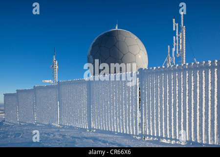 Le radôme sur Mt. Wasserkuppe en hiver, Rhon, Hesse, Germany, Europe Banque D'Images