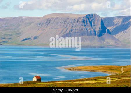 L'Islande, Région Westfjords Vestfirdir, Arnarfjordur, Fjord, Islandais maison en bord de mer Banque D'Images