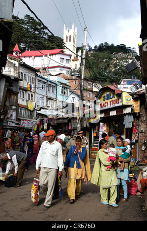 Sur le mall shoppers (Mall Road), Christ Church, Shimla, Himachal Pradesh, Inde Banque D'Images