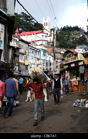 Sur le mall shoppers (Mall Road), Christ Church, Shimla, Himachal Pradesh, Inde Banque D'Images