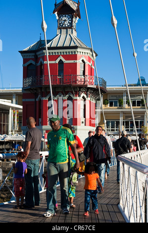 L'Afrique du Sud, Western Cape, Cape Town, Victoria and Alfred Waterfront, tour de l'horloge et la passerelle Banque D'Images