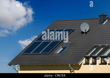 Immeuble résidentiel avec des panneaux solaires pour le chauffage de l'eau sur le toit, de la chaleur solaire, Bonn, Rhénanie du Nord-Westphalie, PublicGround Banque D'Images