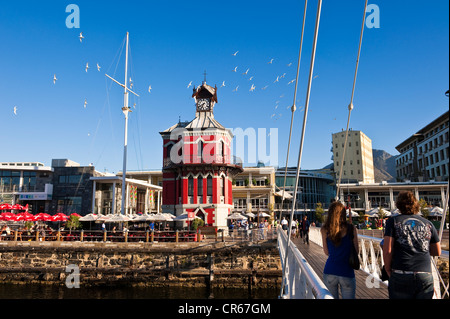 L'Afrique du Sud, Western Cape, Cape Town, Victoria and Alfred Waterfront, tour de l'horloge et la passerelle Banque D'Images