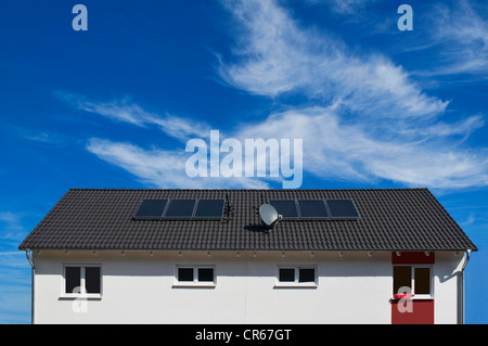 Immeuble résidentiel avec des panneaux solaires pour le chauffage de l'eau sur le toit, de la chaleur solaire, quartier Kreis Rhin-erft Banque D'Images