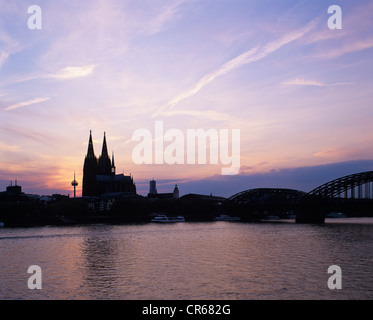 La cathédrale de Cologne, Koelner Dom, silhouette avec Bruecke Deutzer bridge at Dusk, Cologne, Rhénanie du Nord-Westphalie, Allemagne, Europe Banque D'Images