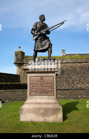 L'Argyll and Sutherland Highlanders monument statue à l'extérieur du château de Stirling en Écosse uk Banque D'Images