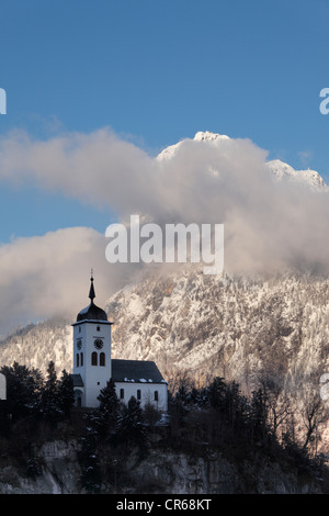 L'Autriche, Haute Autriche, vue de l'église, Traunstein montagne en arrière-plan Banque D'Images