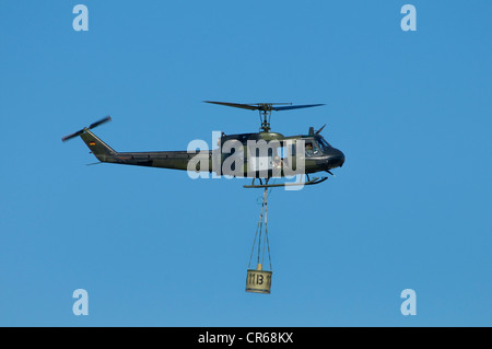 Hélicoptère de l'armée de l'armée allemande avec un hélicoptère godet pour combattre les incendies, Bell UH1-D, l'opérateur a se coucher dans l'hélicoptère pour Banque D'Images