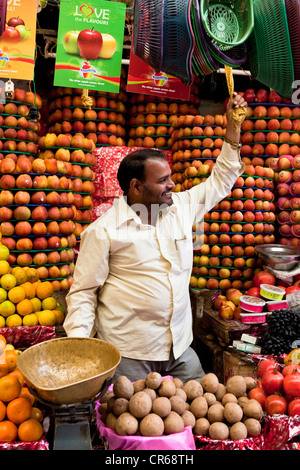 L'Inde, l'État du Karnataka, Mysore, Devaraja Market, vendeur de fruits Banque D'Images