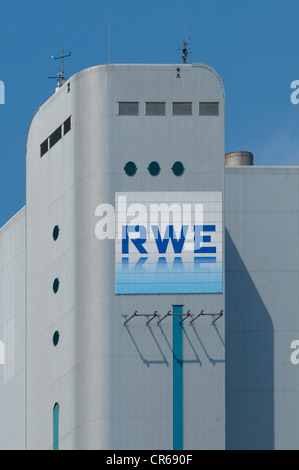 RWE AG, une affiche avec le logo de l'entreprise sur un bâtiment de la RWE, Bergheim Niederaußem, Nordrhein-Westfalen, Germany, Europe Banque D'Images