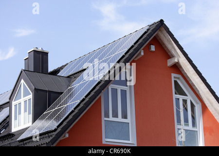 L'Europe, l'Allemagne, Bavaria, Munich, Solar Panels on roof Banque D'Images