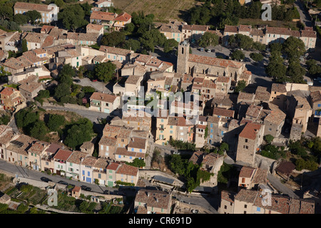 France, Alpes de Haute Provence, Plateau de Valensole, village de Puimoisson au milieu de champs de lavande (vue aérienne) Banque D'Images