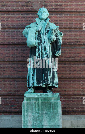 Statue en bronze de Martin Luther, réformateur maintenant la nouvelle bible, Hambourg, Allemagne, Europe Banque D'Images