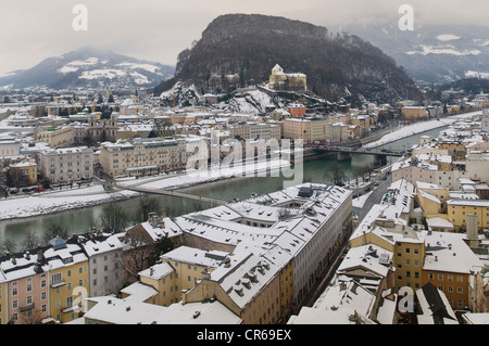 Vue depuis la montagne hivernale au Moenchsberg rive droite de la Salzach vers Mont Kapuzinerberg et couvent des Capucins Banque D'Images