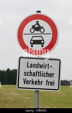 Signes, interdiction de circuler pour les motos et les voitures, les véhicules agricoles, peut aller de l'avant Banque D'Images