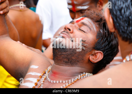 Pèlerins avec perforation de langue spirituelle, festival hindou Thaipusam, grottes de Batu grottes calcaires et les temples, Kuala Lumpur, Malaisie Banque D'Images