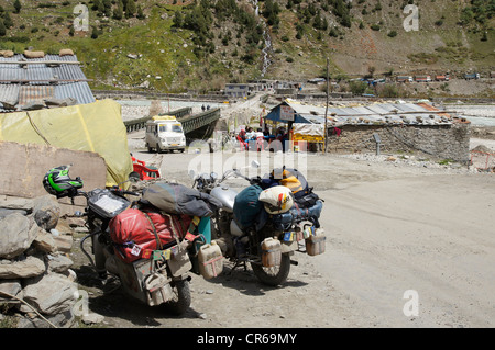Scène de rue au pont de la rivière bhaga, motocyclettes, tandi, manali leh-autoroute, lahaul et spiti, Himachal Pradesh, Inde Banque D'Images