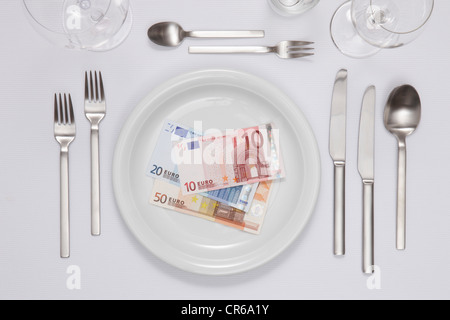 L'introduction des billets dans la plaque Banque D'Images