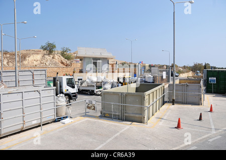 Un agrément civique site où les matériaux recyclables sont collectés. Hiérarchie de gestion des déchets. Banque D'Images