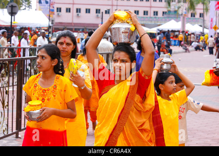 Les pèlerins de faire un sacrifice de lait, festival hindou Thaipusam, grottes de Batu grottes calcaires et les temples, Kuala Lumpur, Malaisie Banque D'Images