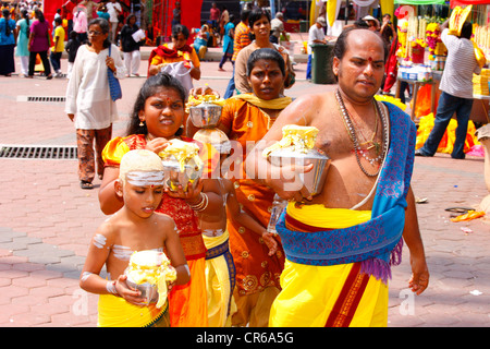 Famille pèlerin faire un sacrifice de lait, festival hindou Thaipusam, grottes de Batu grottes calcaires et les temples, Kuala Lumpur, Malaisie Banque D'Images