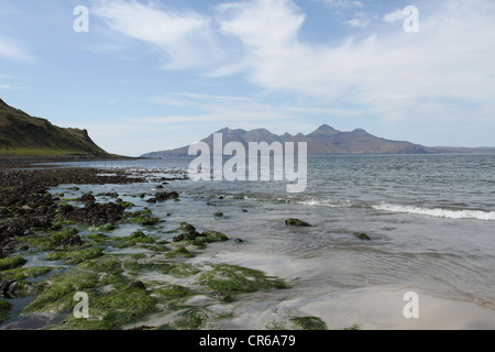 Isle of Rum vu de baie de Liag Isle of Eigg Ecosse Mai 2012 Banque D'Images