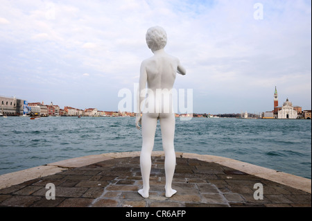 L'Italie, Vénétie, Venise, UNESCO World Heritage, garçon avec une grenouille sculpture de l'artiste Charles Ray à la fin de l'extrémité de la Banque D'Images