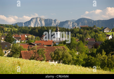 L'Autriche, Zell am Moos, vue de la ville avec vue sur la montagne Banque D'Images