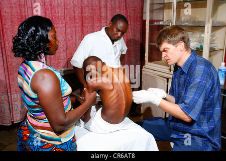 Votre médecin traitant un patient, ward round, hôpital, Manyemen, Cameroun, Afrique Banque D'Images