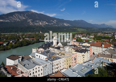 Autriche, Tyrol, Rattenberg, vue de la ville avec la rivière Inn Banque D'Images