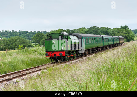 Un train à vapeur carrioles sur la ligne de la vallée entre Spa et Geauga Lake'S Wildwater Kingdom Tunbridge Wells Kent UK Banque D'Images