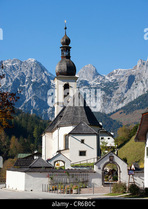 Germany, Bavaria, Ramsau, St Sebastian's Church avec Reiteralpe en arrière-plan Banque D'Images