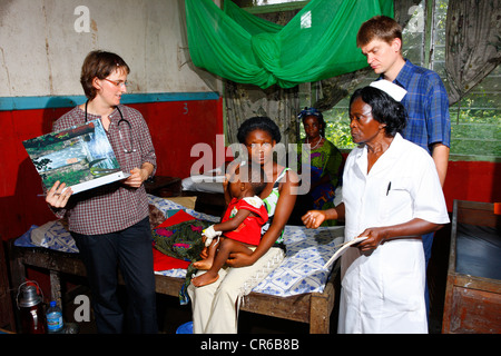 Ronde dans le quartier de pédiatrie, hôpital, Manyemen, Cameroun, Afrique Banque D'Images