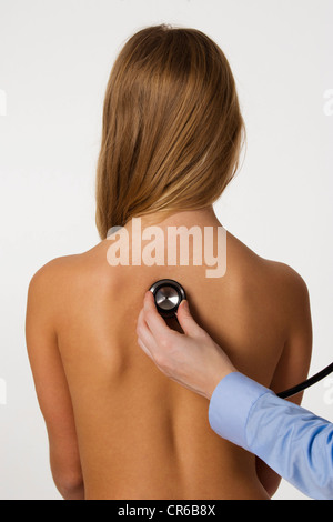 Female doctor examining girl with stethoscope Banque D'Images