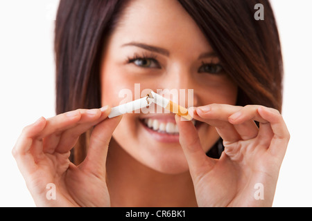 Jeune femme breaking cigarette Banque D'Images