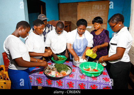 L'apprentissage des élèves de cuisine équilibrée, Kumba, Cameroun, Afrique Banque D'Images