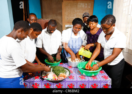 L'apprentissage des élèves de cuisine équilibrée, Kumba, Cameroun, Afrique Banque D'Images