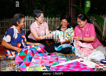 La production des femmes patchwork, arts et artisanat, Palalangon, Bandung, Java, Indonésie, Asie du sud-est Banque D'Images